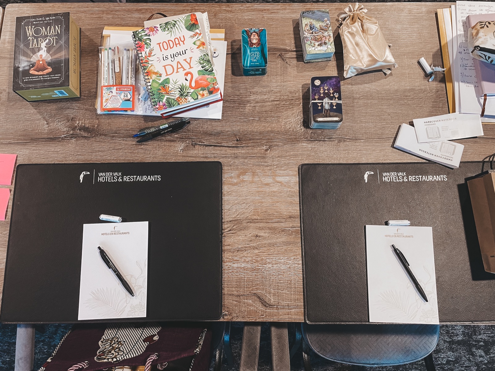 Supports pédagogiques, carnets et jeux de tarot préparés pour la formation