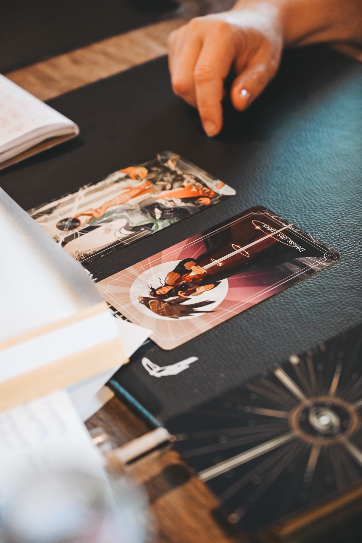 Tirage de tarot sur un tapis de lecture