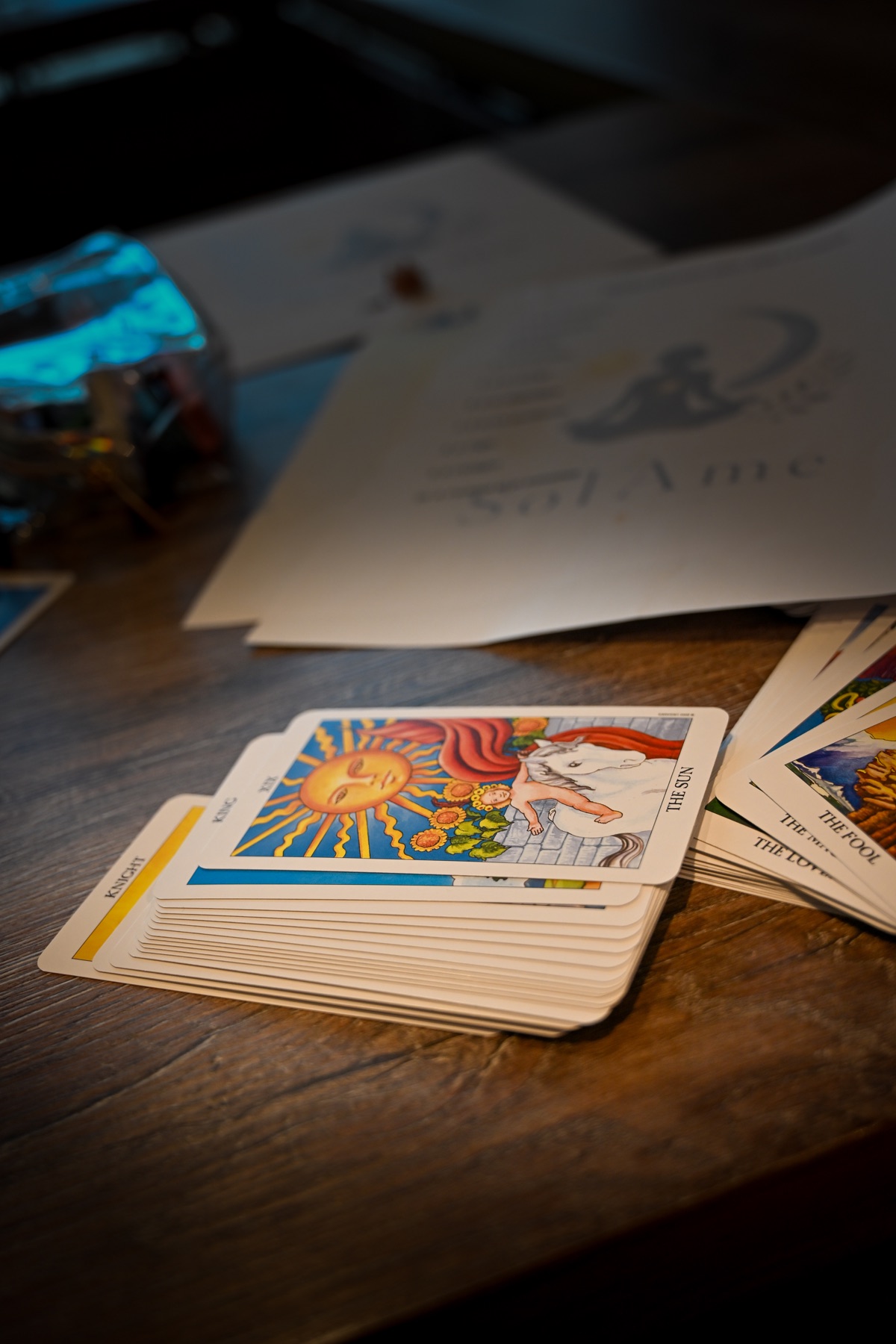 Jeu de tarot posé sur une table