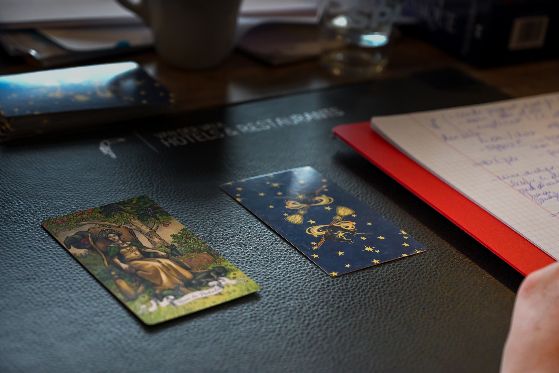 Cartes de tarot et carnet de notes