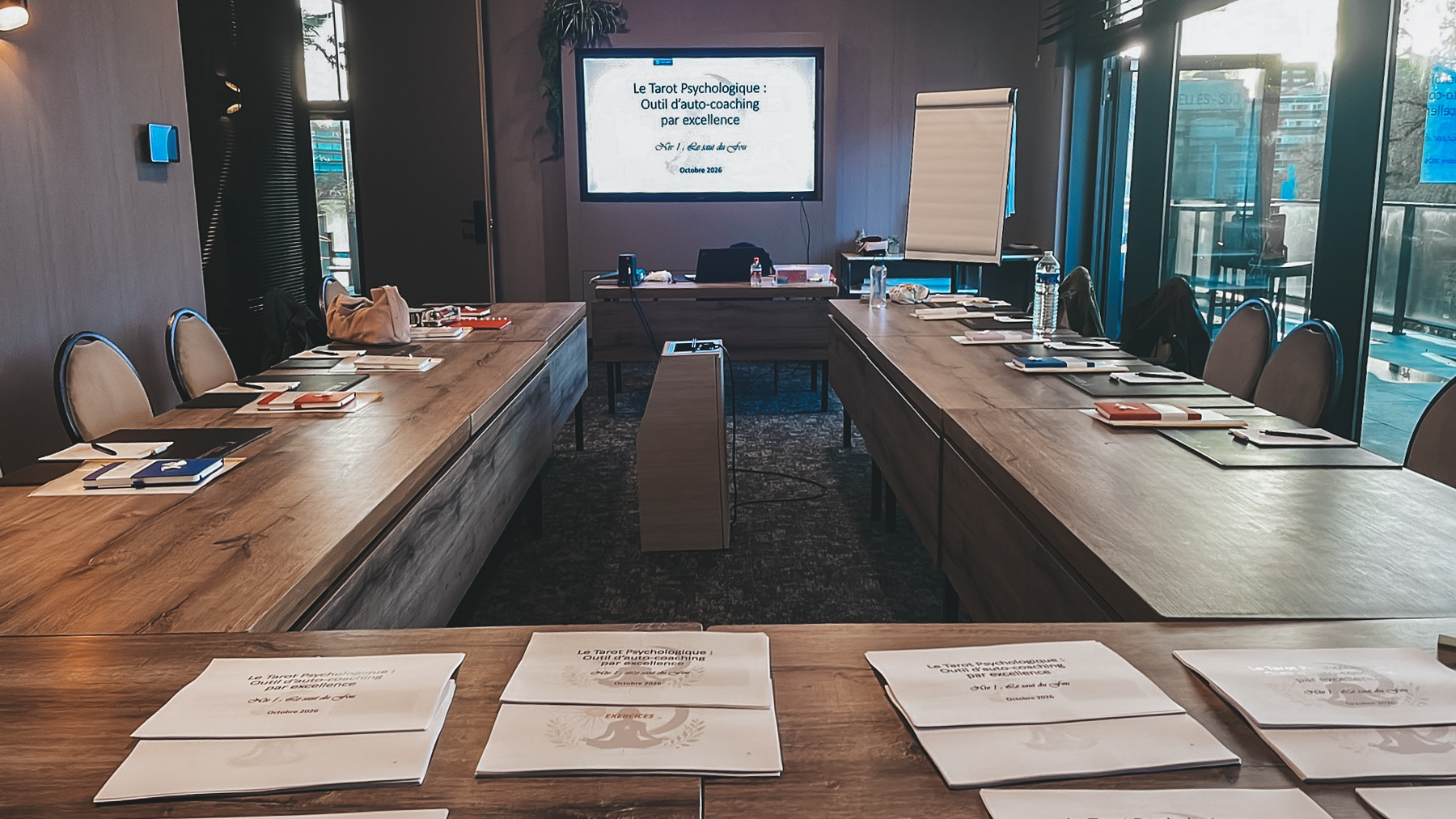 Salle de formation préparée pour l’atelier de tarot psychologique